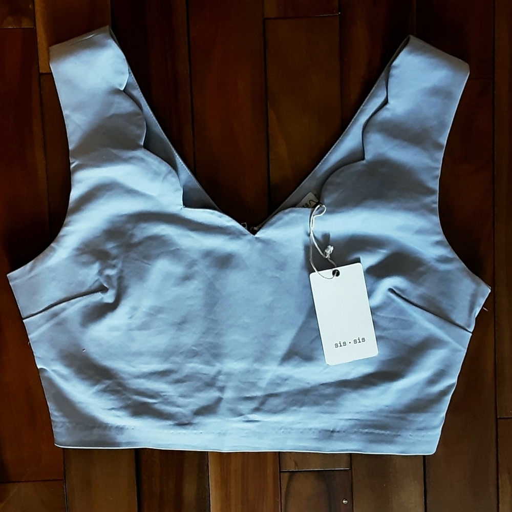 BNWT Scalloped neck crop zip up tank top